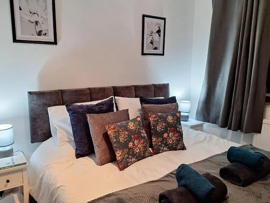 Holiday home Cosy & Comfortable 3 Bed House, Office & Driveway London