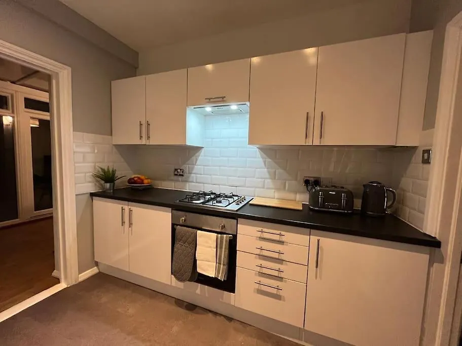 Cosy & Comfortable 3 Bed House, Office & Driveway London 0*,