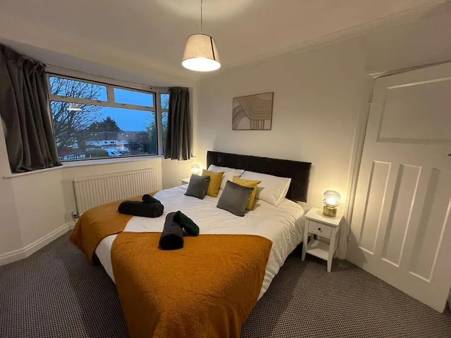 Cosy & Comfortable 3 Bed House, Office & Driveway London 0*,  United Kingdom