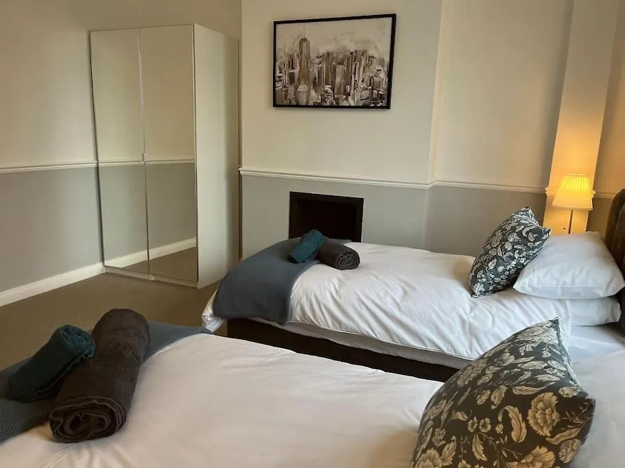 Cosy & Comfortable 3 Bed House, Office & Driveway London Holiday home